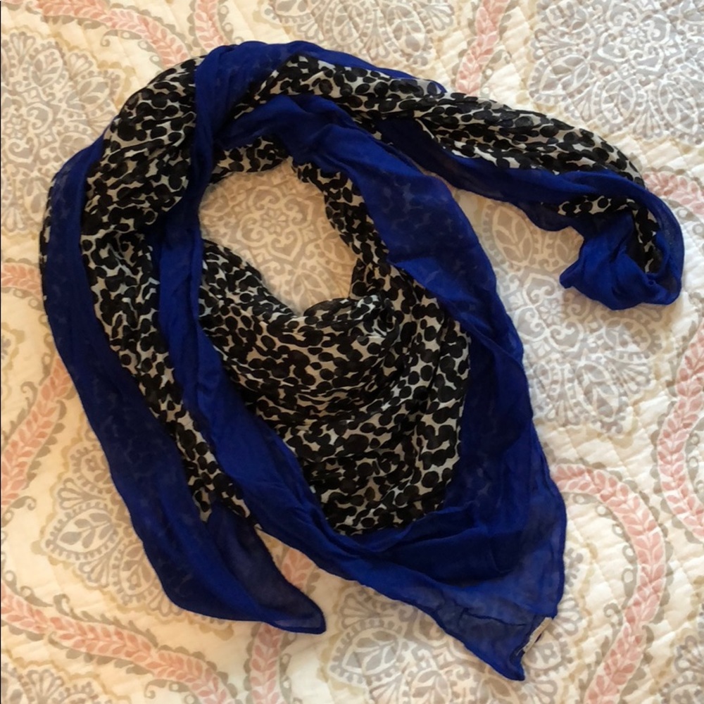 💙 Spotted Square Scarf